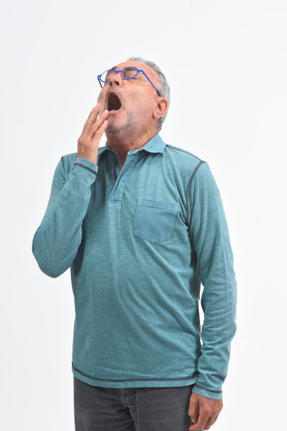 男人在白色的背景上打哈欠图片下载