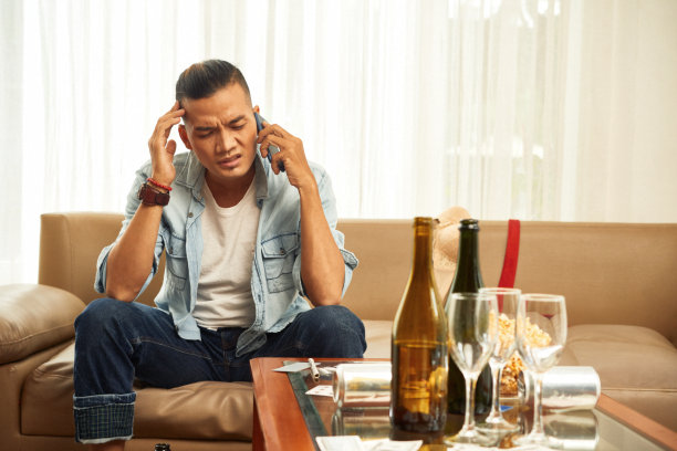 头痛的人打电话给朋友图片下载