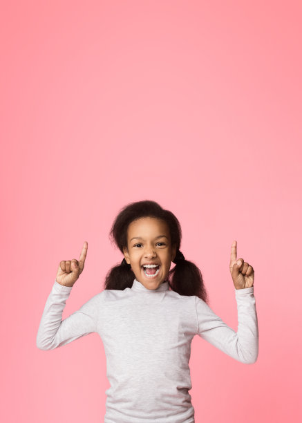 感情用事的女孩用手指指着复印区图片下载