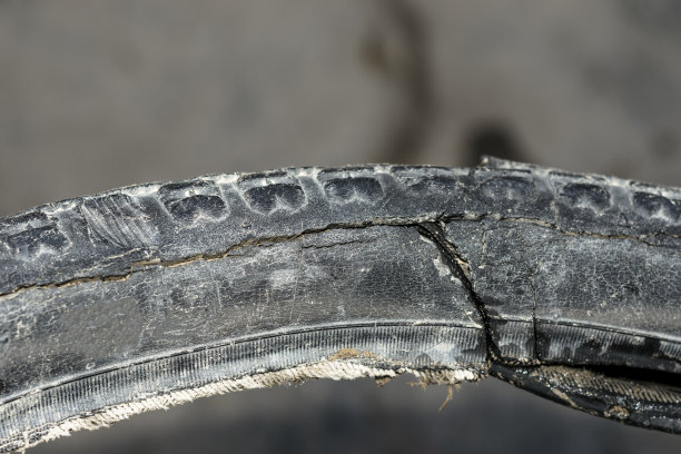 摩托车严重损坏的轮胎图片下载