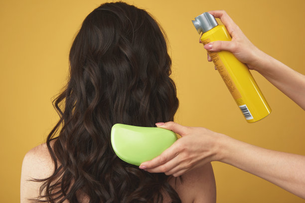 年轻的黑发女人留着发型的肖像图片下载