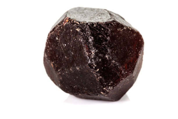 宏观矿物石石榴石，在白色背景上图片下载