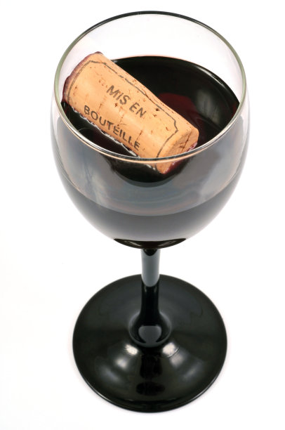 用软木塞塞进一杯葡萄酒图片下载