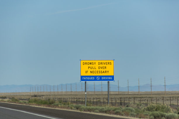 在美国犹他州和内华达州之间的高速公路上，昏昏欲睡的司机靠边停车图片下载