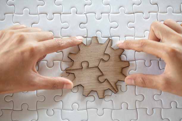 近距离的手商界女性连接拼图拼图，团队工作的成功和战略概念。图片下载