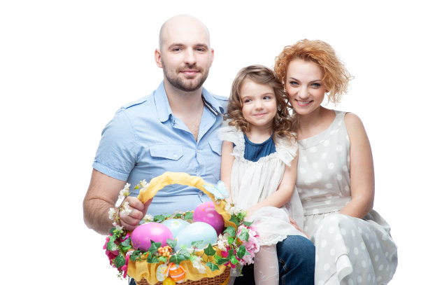父母和女儿拿着装满复活节彩蛋的篮子图片下载