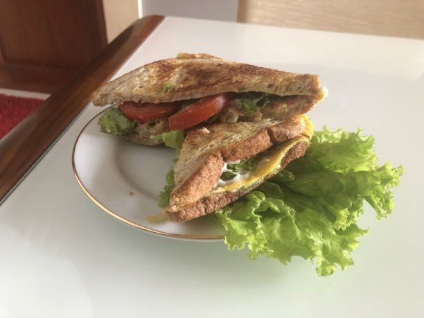 金枪鱼吐司配蔬菜和番茄图片下载