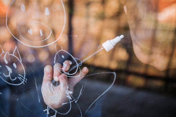 妈妈和她可爱的儿子一起画画图片下载