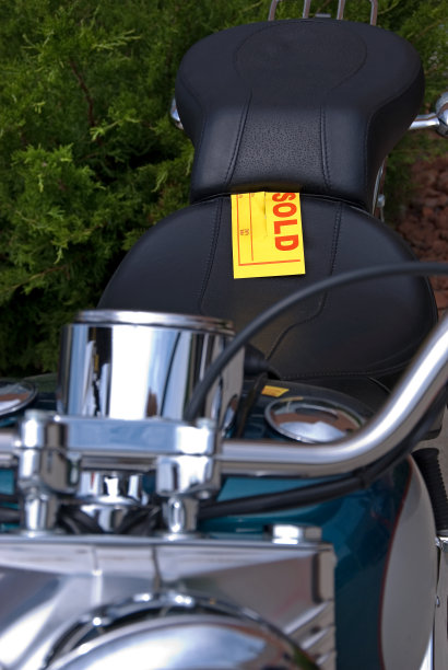 新摩托车上出售的标签图片下载