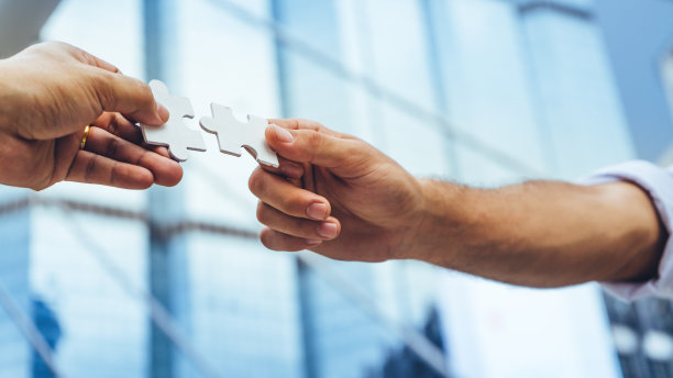 连接的概念。手与拼图碎片。图片下载
