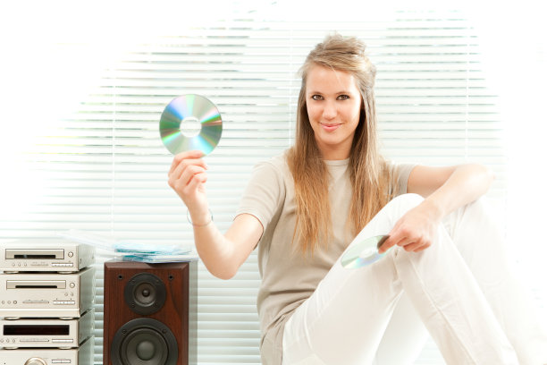 听音乐的年轻漂亮女孩图片下载