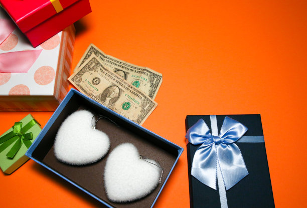 黑色星期五概念照片与一个箭头。生日聚会的礼物盒。销售和折扣。圣诞购物的想法。特别优惠价。副本的空间。便宜的价格。钱包里的美元。图片下载