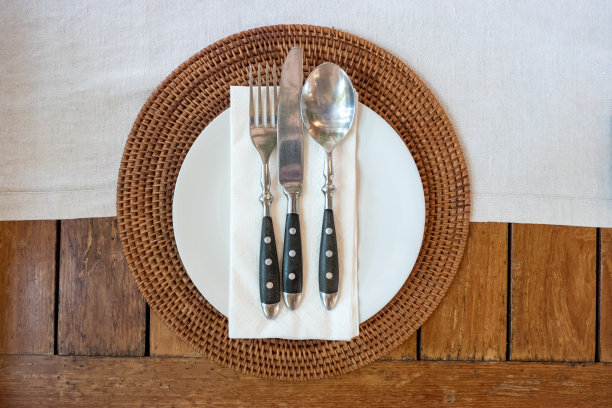 餐盘设置在木桌的背景上图片下载