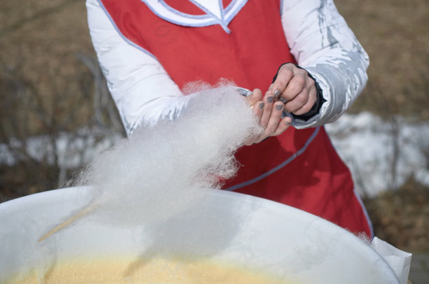 假日在公园里做香甜的棉花糖。图片下载