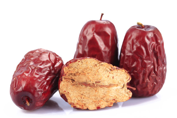 白色背景上孤立的干红枣图片下载