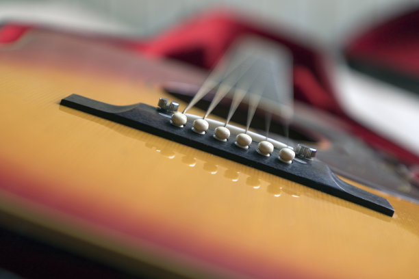 一个原声吉他的特写躺在它的箱子图片下载