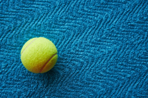 黄色的网球和蓝色的毛巾图片下载