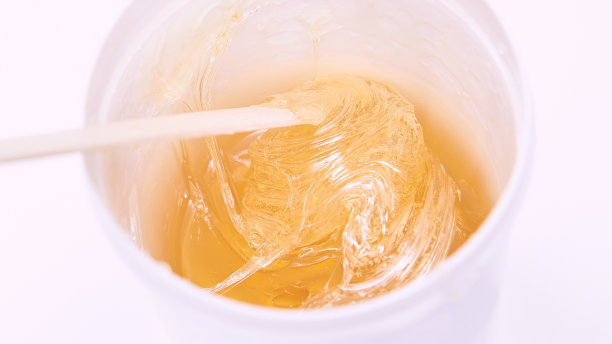 脱毛水疗过程。女人脱毛打蜡。拔毛加糖。碗图片下载