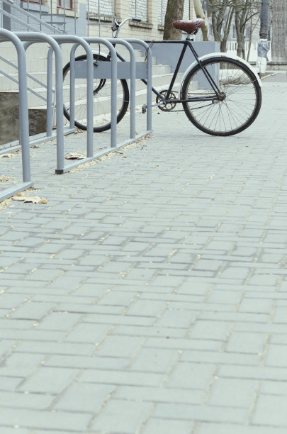 晚上蓝色色调。自行车停放在停车场，有空位图片下载