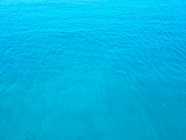 空中水面视图背景。鸟瞰海面照片。蓝色透明的水晶海洋从上面。最小的。克罗地亚，达尔马提亚群岛，斯普利特南部，邻近小岛。图片下载