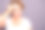 特写照片美丽惊人成熟的她她的女士程序淋浴浴室卸妆检查测试手表皮肤状况用棉垫穿白色t恤孤立的灰色背景图片下载