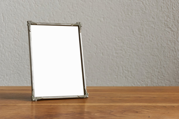 木制桌子上的古董相框模型图片下载