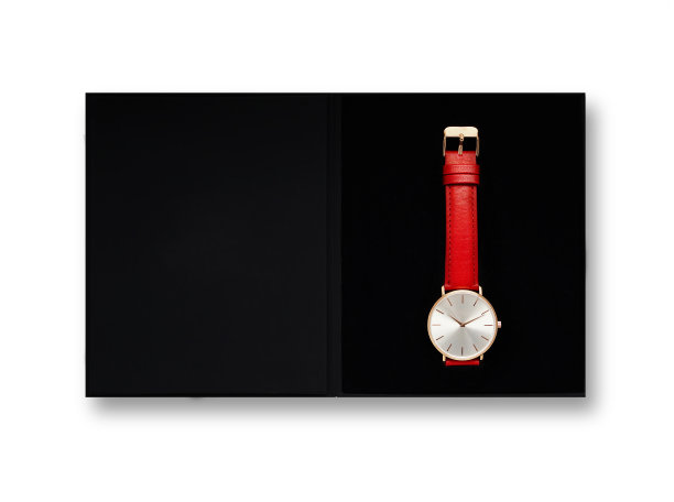 经典女性金表白色表盘，红色真皮表带孤立白色背景图片下载