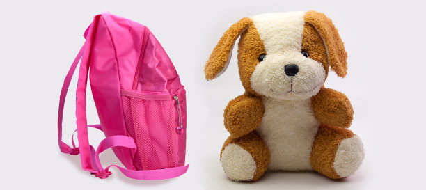 女孩的学校背包和狗娃娃。图片下载