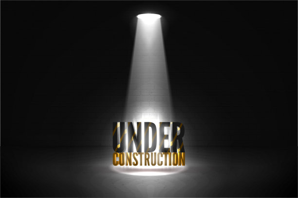 在聚光灯下，在砖墙垃圾背景上建造矢量插图。条纹文字在明亮的灯光下孤立在黑色上。图片下载