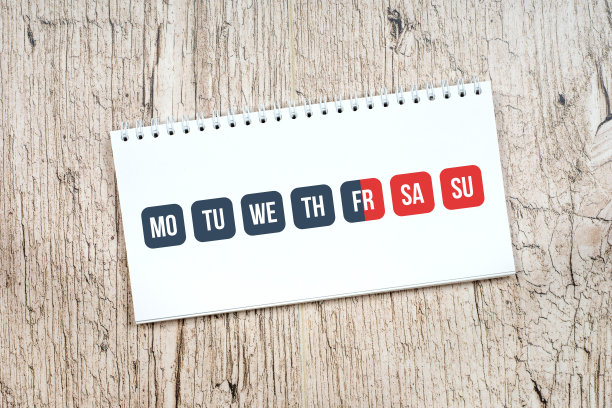 周末概念，灰色工作日和红色周末日历图片下载