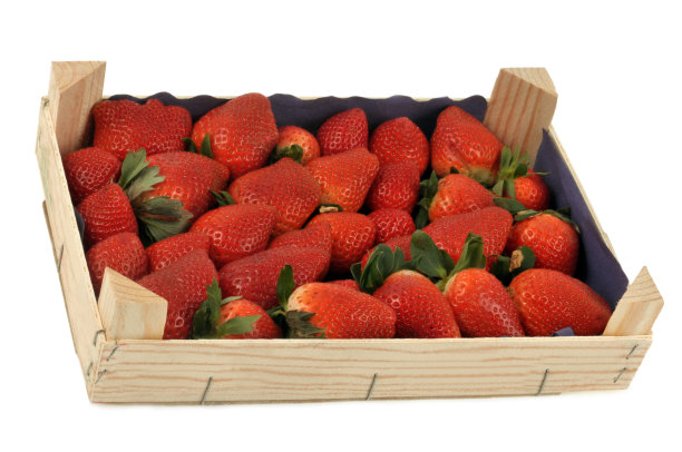 白色背景的草莓板条箱图片下载