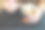 忙碌的商务妇女手吃面条在办公桌上的电脑笔记本电脑图片下载