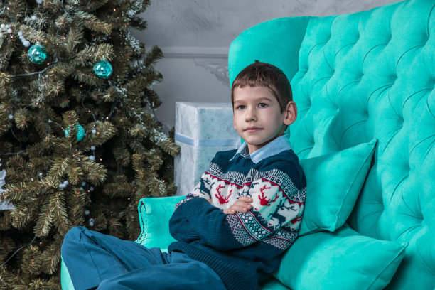 年轻的照片模特摆圣诞毛衣，时尚肖像图片下载