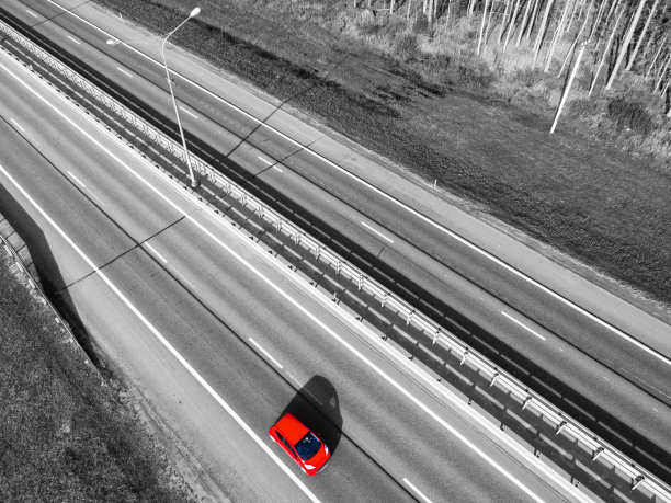 城市公路鸟瞰图。汽车横过立交桥。公路立交与交通。黑色和白色。高速公路。路路口。汽车通过。从上面俯瞰。汽车在运动图片下载