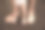 孩子迈出了第一步。雄性的大腿和婴儿的小腿。爸爸帮助孩子迈出第一步。图片下载