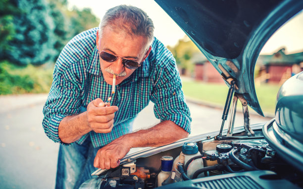 汽车的问题。路上有一辆破车图片下载