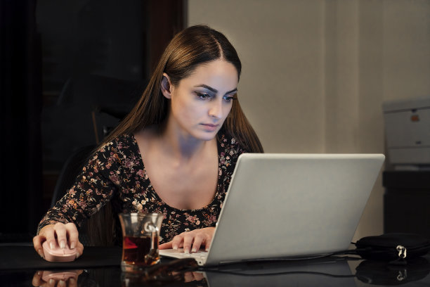 使用电脑的妇女，在家工作图片下载