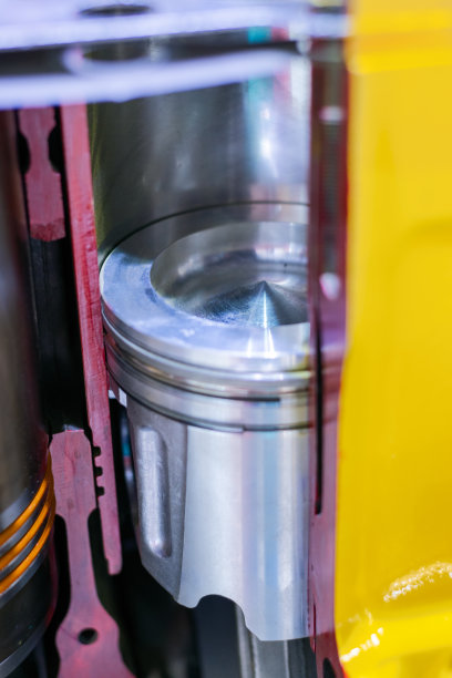 内燃机，截面。活塞在气缸套、燃烧室中图片下载