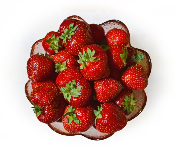 花瓶里装着成熟的草莓。图片下载