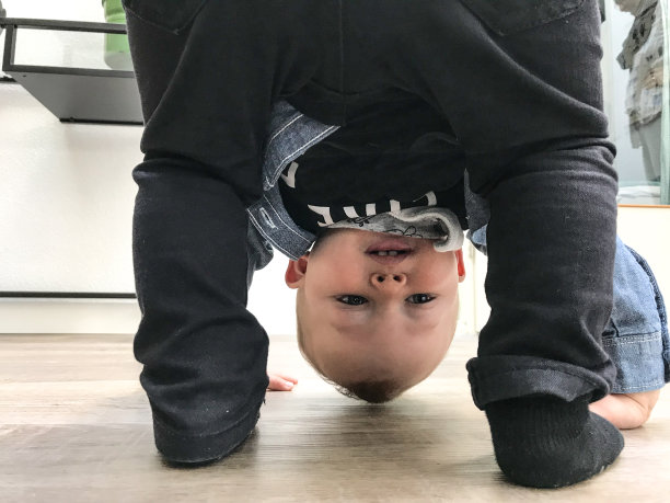 可爱的小男孩图片下载