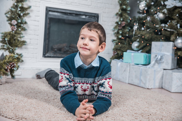 年轻的照片模特摆圣诞毛衣，时尚肖像图片下载