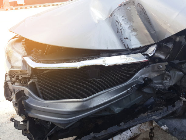 一辆白色汽车在事故中的细节，车祸，保险，软焦点。图片下载