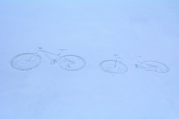 雪地上的自行车道图片下载