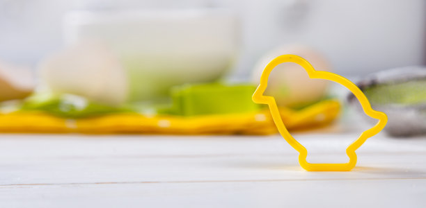 烘烤饼干。兔子,鸡,复活节假期。有选择性的重点。图片下载