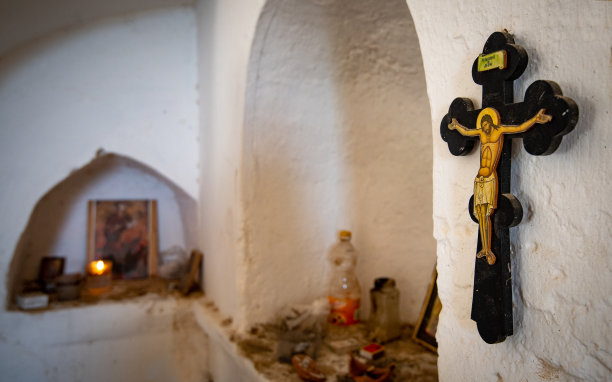 神圣的耶稣基督十字架在一座废弃的教堂里。图片下载
