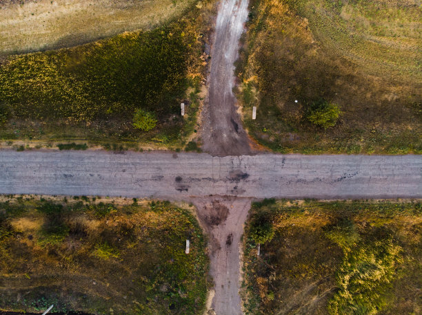 十字路口从空中森林老路口图片下载