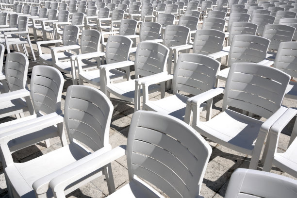 白色的塑料椅子图片下载