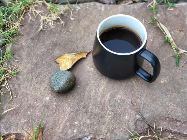 黑咖啡杯在花园的石头上，复古风格，放松的咖啡在花园。喝杯咖啡休息一下。图片下载