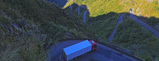 卡车从巴西南部的Serra do里约热内卢do Rastro山口下图片下载