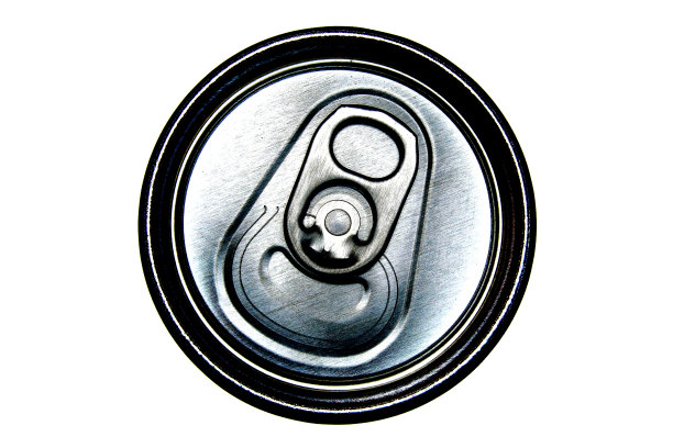 在孤立的背景上，一个铝罐的啤酒或汽水顶部的抽象和垃圾图像图片下载